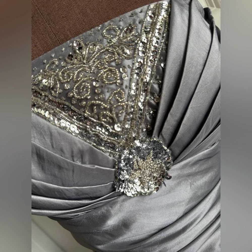 Elegant‎ Silver Evening Gown Size 5 Juniors - Picture 4 of 5
